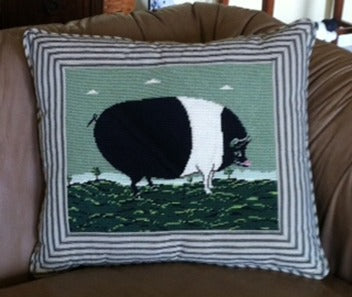 BLACK AND WHITE PIG 13ct